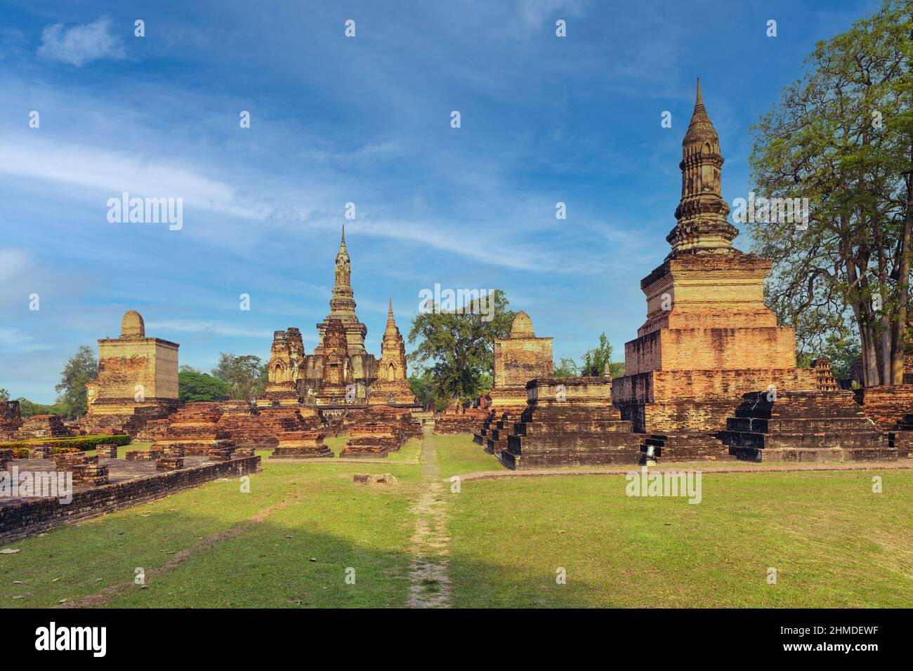 Parco storico di Sukhotai, rovine di Wat SA si. Uno dei posti più belli e che vale la pena vedere in Thailandia. Popolare destinazione di viaggio durante la visita a sud-est Foto Stock