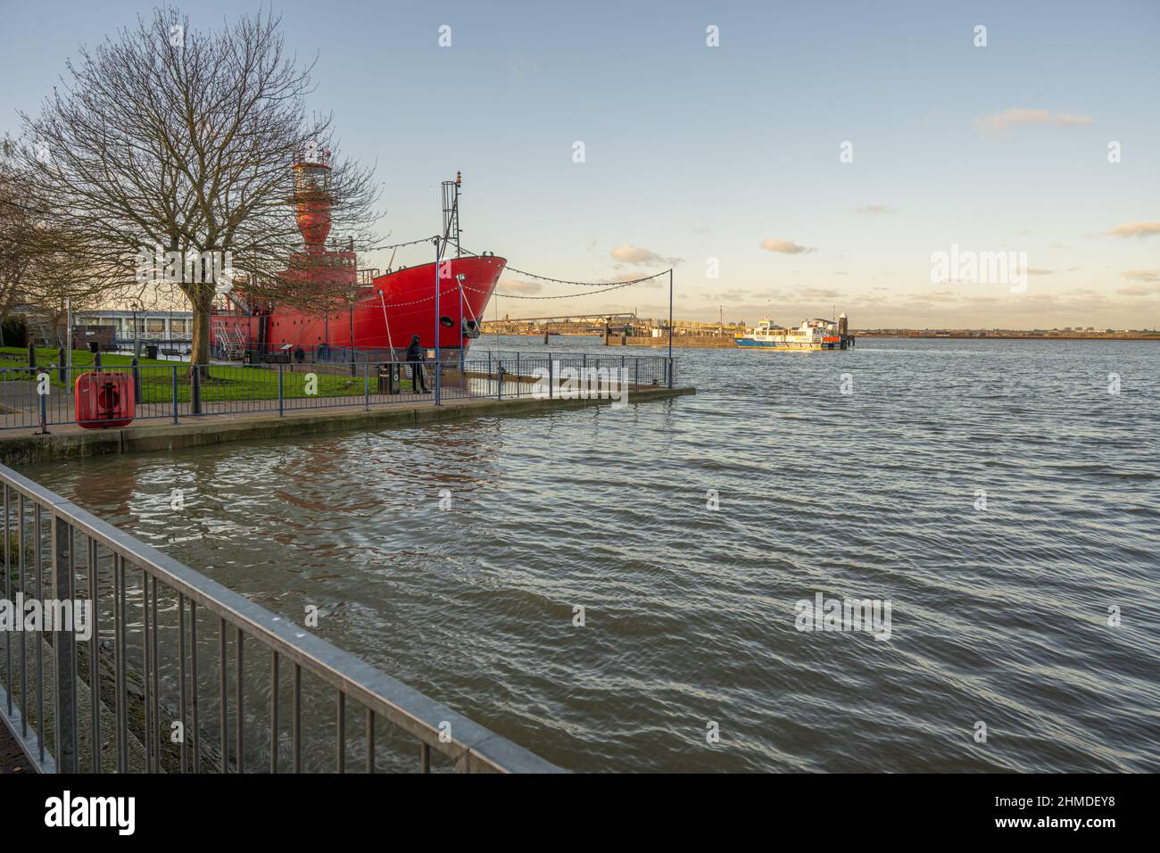 Acqua alta alla marea primaverile che trabocca la parete del mare sulle rive del Tamigi a Gravesend Kent con LV 21 ormeggiato dal fiume Foto Stock