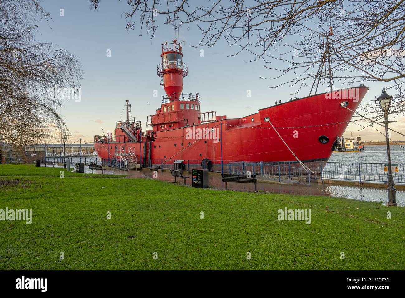 Acqua alta alla marea primaverile che trabocca la parete del mare sulle rive del Tamigi a Gravesend Kent con LV 21 ormeggiato dal fiume Foto Stock