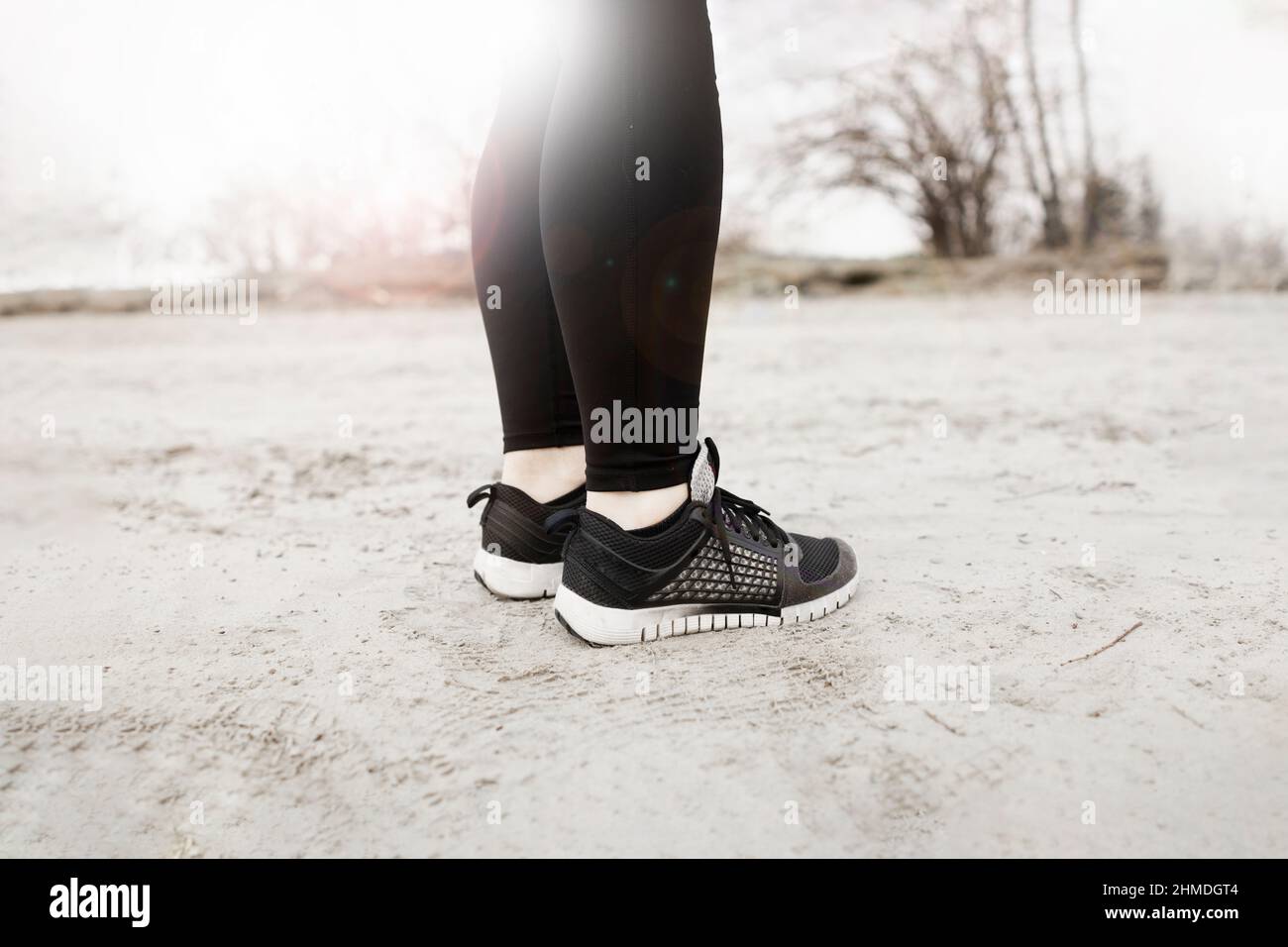 Particolare di calzature sportive femminili nere Foto Stock