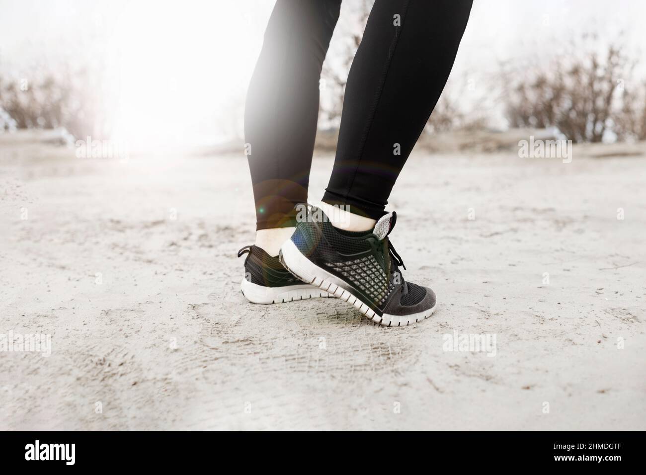 Dettaglio delle sneaker da running nere femminili Foto Stock