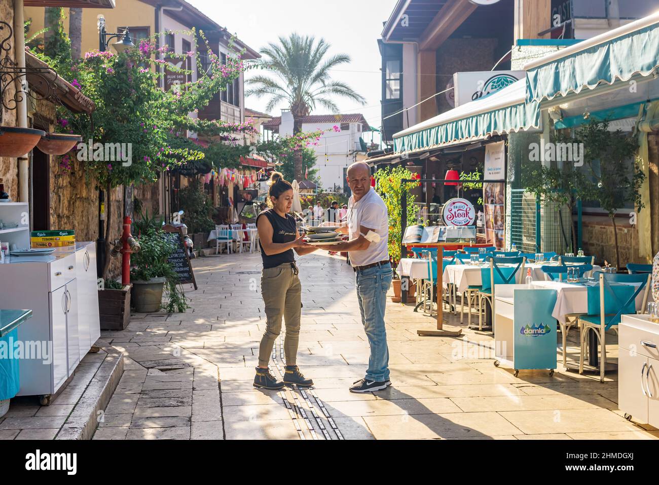 Antalya, Turchia - 15 novembre 2021: Vista nel centro storico della città con lavoratori di ristoranti di strada Foto Stock