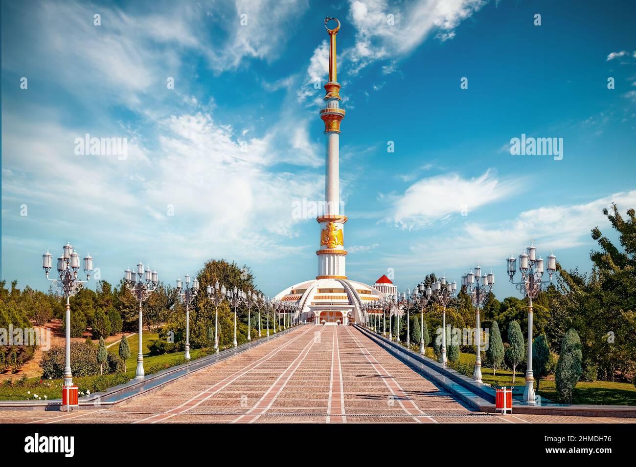 Arco di Indipendenza al tramonto. Ashkhabad. Turkmenistan. Asia centrale Foto Stock