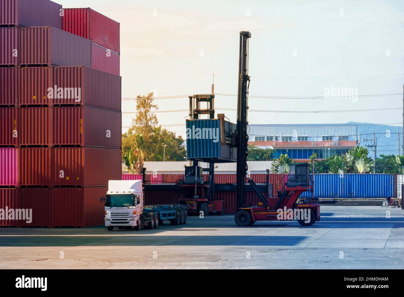 Carrelli elevatori per container sulla logistica portuale internazionale del trasporto Foto Stock