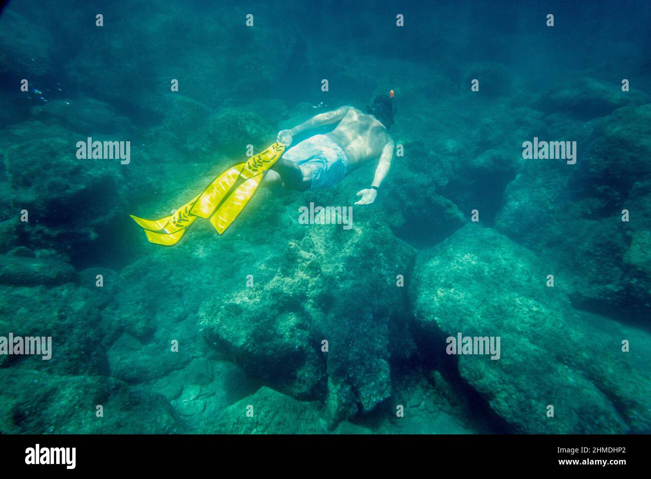 Ragazzo in immersione flipper nuotare verso il letto dell'oceano Foto Stock