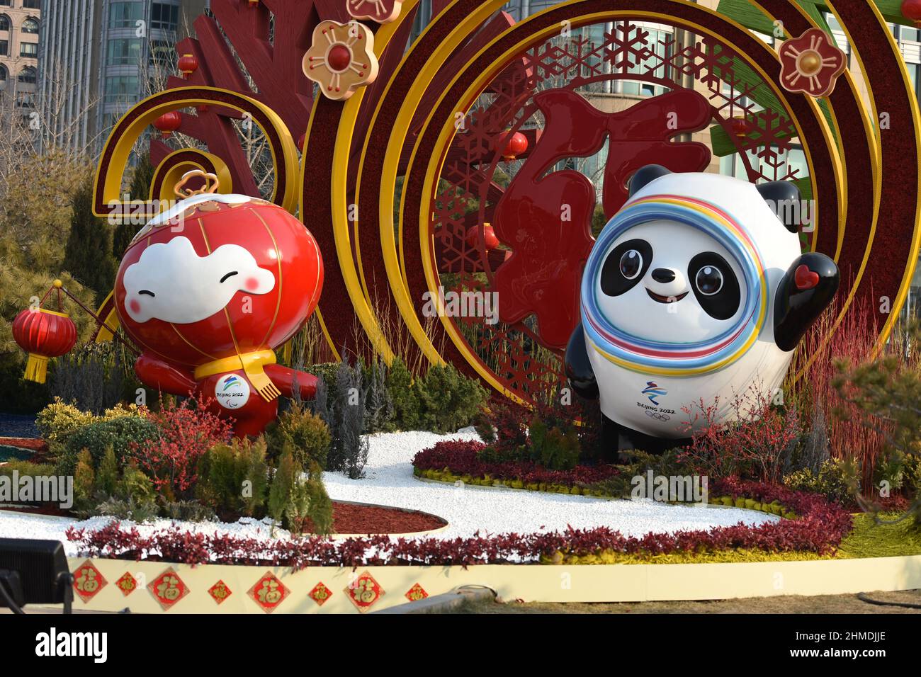 Pechino, Cina - 09 Feb 2022, Pechino, Cina. 09th Feb 2022. Le mascotte olimpiche invernali DWEN DWEN e lo Shuey Rhon Rhon Rhon dei Paralimpici invernali decorano il paesaggio all'incrocio di Dongdan a Pechino. I Giochi Olimpici invernali del 24th sono stati inaugurati a Pechino, Cina. Pechino è diventata l'unica città al mondo che ha ospitato sia i Giochi Olimpici estivi che i Giochi Olimpici invernali. Credit: SOPA Images Limited/Alamy Live News Foto Stock