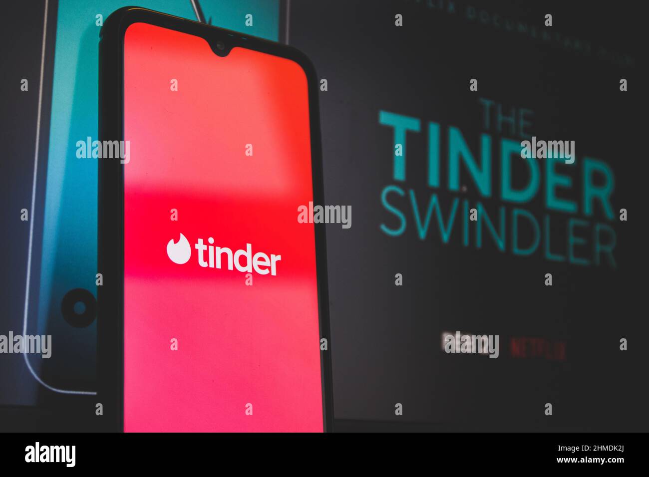 The Tinder Swindler è un nuovo documentario popolare di Netflix su Simon Leviev che ha truffato le donne nell'app Tinder. Foto Stock