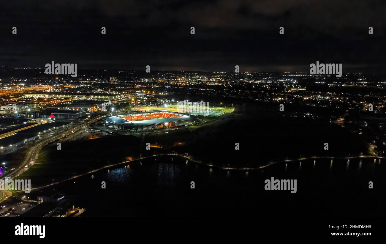 Una vista aerea di notte dello stadio Doncaster Rovers e del Lakeside Sports Complex a Doncaster, South Yorkshire, Regno Unito Foto Stock
