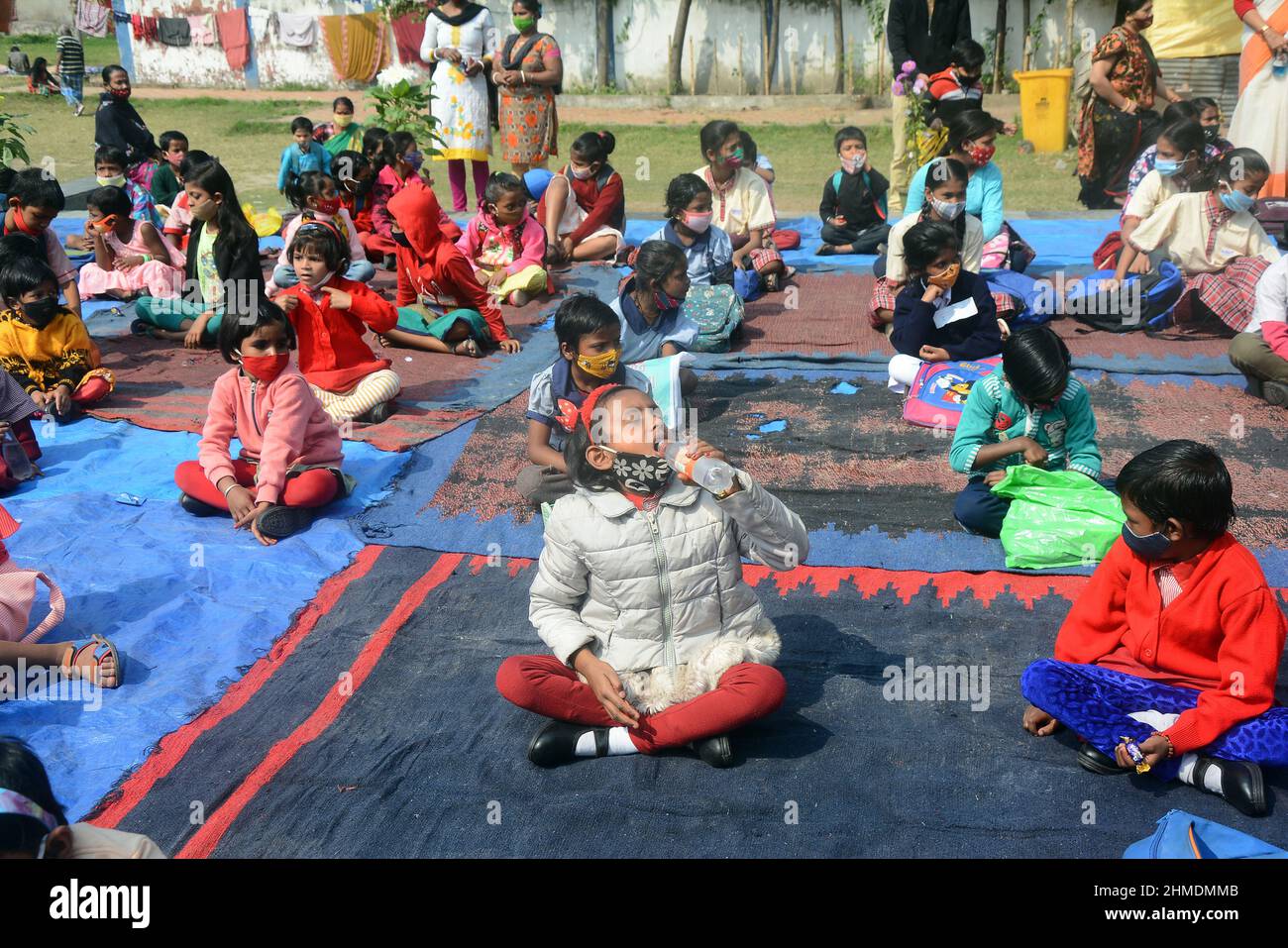 Kolkata, Bengala Occidentale, India. 7th Feb 2022. La scuola elementare riapre dopo 2 anni a causa di una pandemia covida. Gli studenti sono venuti a terra la mattina per studiare e mantenere protocolli covidi. In quest’ottica, il governo statale sta lanciando un progetto per insegnare ai bambini in diverse parti del paese. È stato chiamato ''˜Paraya Shikshalay'. Gli studenti saranno insegnati in uno spazio aperto nel quartiere. L'obiettivo di questo progetto è lo sviluppo complessivo dei bambini, ha detto il Ministro dell'Istruzione. Il progetto sarà lanciato il 8 febbraio. (Credit Image: © Rahul Sadhukhan/PAC Foto Stock