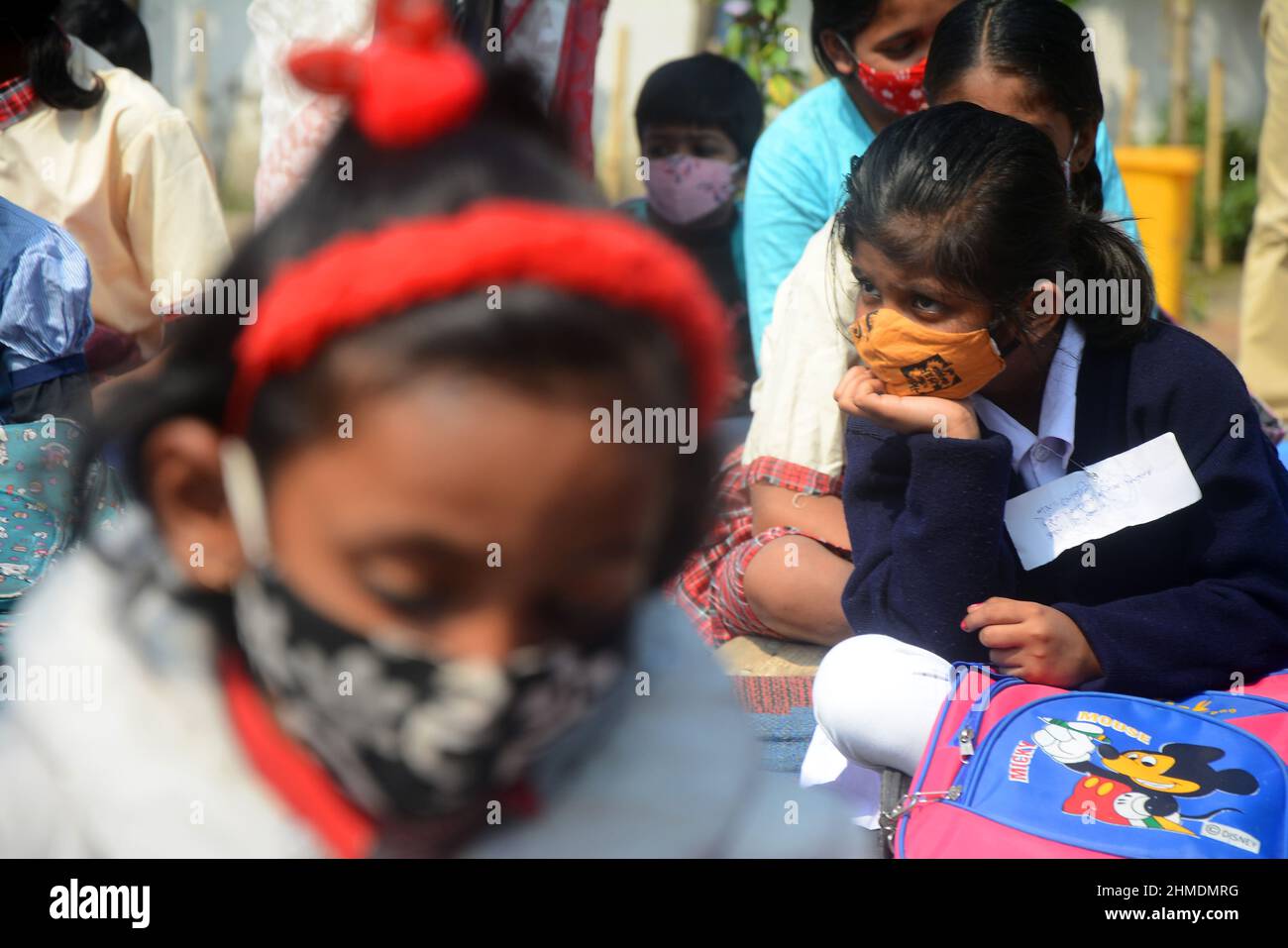 Kolkata, Bengala Occidentale, India. 7th Feb 2022. La scuola elementare riapre dopo 2 anni a causa di una pandemia covida. Gli studenti sono venuti a terra la mattina per studiare e mantenere protocolli covidi. In quest’ottica, il governo statale sta lanciando un progetto per insegnare ai bambini in diverse parti del paese. È stato chiamato ''˜Paraya Shikshalay'. Gli studenti saranno insegnati in uno spazio aperto nel quartiere. L'obiettivo di questo progetto è lo sviluppo complessivo dei bambini, ha detto il Ministro dell'Istruzione. Il progetto sarà lanciato il 8 febbraio. (Credit Image: © Rahul Sadhukhan/PAC Foto Stock