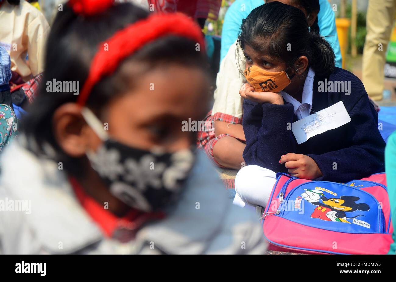Kolkata, Bengala Occidentale, India. 7th Feb 2022. La scuola elementare riapre dopo 2 anni a causa di una pandemia covida. Gli studenti sono venuti a terra la mattina per studiare e mantenere protocolli covidi. In quest’ottica, il governo statale sta lanciando un progetto per insegnare ai bambini in diverse parti del paese. È stato chiamato ''˜Paraya Shikshalay'. Gli studenti saranno insegnati in uno spazio aperto nel quartiere. L'obiettivo di questo progetto è lo sviluppo complessivo dei bambini, ha detto il Ministro dell'Istruzione. Il progetto sarà lanciato il 8 febbraio. (Credit Image: © Rahul Sadhukhan/PAC Foto Stock