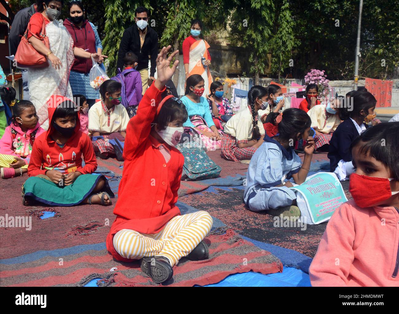 Kolkata, Bengala Occidentale, India. 7th Feb 2022. La scuola elementare riapre dopo 2 anni a causa di una pandemia covida. Gli studenti sono venuti a terra la mattina per studiare e mantenere protocolli covidi. In quest’ottica, il governo statale sta lanciando un progetto per insegnare ai bambini in diverse parti del paese. È stato chiamato ''˜Paraya Shikshalay'. Gli studenti saranno insegnati in uno spazio aperto nel quartiere. L'obiettivo di questo progetto è lo sviluppo complessivo dei bambini, ha detto il Ministro dell'Istruzione. Il progetto sarà lanciato il 8 febbraio. (Credit Image: © Rahul Sadhukhan/PAC Foto Stock