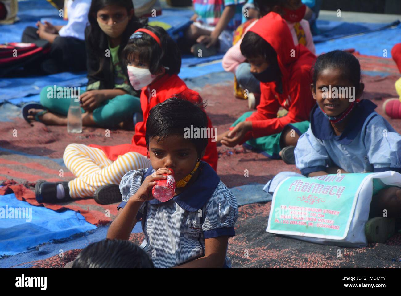 Kolkata, Bengala Occidentale, India. 7th Feb 2022. La scuola elementare riapre dopo 2 anni a causa di una pandemia covida. Gli studenti sono venuti a terra la mattina per studiare e mantenere protocolli covidi. In quest’ottica, il governo statale sta lanciando un progetto per insegnare ai bambini in diverse parti del paese. È stato chiamato ''˜Paraya Shikshalay'. Gli studenti saranno insegnati in uno spazio aperto nel quartiere. L'obiettivo di questo progetto è lo sviluppo complessivo dei bambini, ha detto il Ministro dell'Istruzione. Il progetto sarà lanciato il 8 febbraio. (Credit Image: © Rahul Sadhukhan/PAC Foto Stock