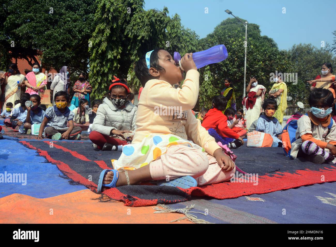 Kolkata, Bengala Occidentale, India. 7th Feb 2022. La scuola elementare riapre dopo 2 anni a causa di una pandemia covida. Gli studenti sono venuti a terra la mattina per studiare e mantenere protocolli covidi. In quest’ottica, il governo statale sta lanciando un progetto per insegnare ai bambini in diverse parti del paese. È stato chiamato ''˜Paraya Shikshalay'. Gli studenti saranno insegnati in uno spazio aperto nel quartiere. L'obiettivo di questo progetto è lo sviluppo complessivo dei bambini, ha detto il Ministro dell'Istruzione. Il progetto sarà lanciato il 8 febbraio. (Credit Image: © Rahul Sadhukhan/PAC Foto Stock