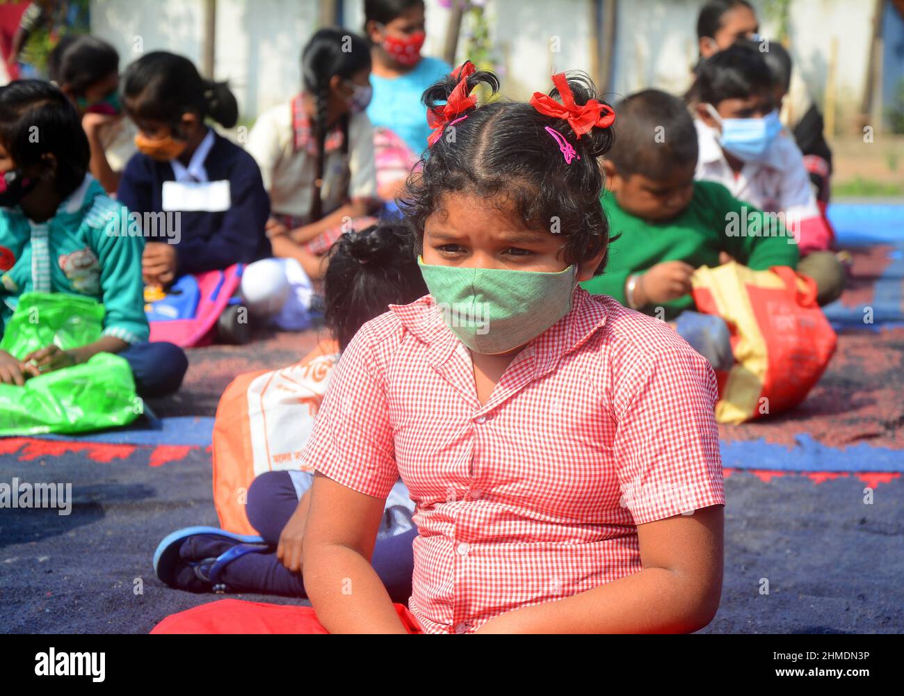Kolkata, Bengala Occidentale, India. 7th Feb 2022. La scuola elementare riapre dopo 2 anni a causa di una pandemia covida. Gli studenti sono venuti a terra la mattina per studiare e mantenere protocolli covidi. In quest’ottica, il governo statale sta lanciando un progetto per insegnare ai bambini in diverse parti del paese. È stato chiamato ''˜Paraya Shikshalay'. Gli studenti saranno insegnati in uno spazio aperto nel quartiere. L'obiettivo di questo progetto è lo sviluppo complessivo dei bambini, ha detto il Ministro dell'Istruzione. Il progetto sarà lanciato il 8 febbraio. (Credit Image: © Rahul Sadhukhan/PAC Foto Stock