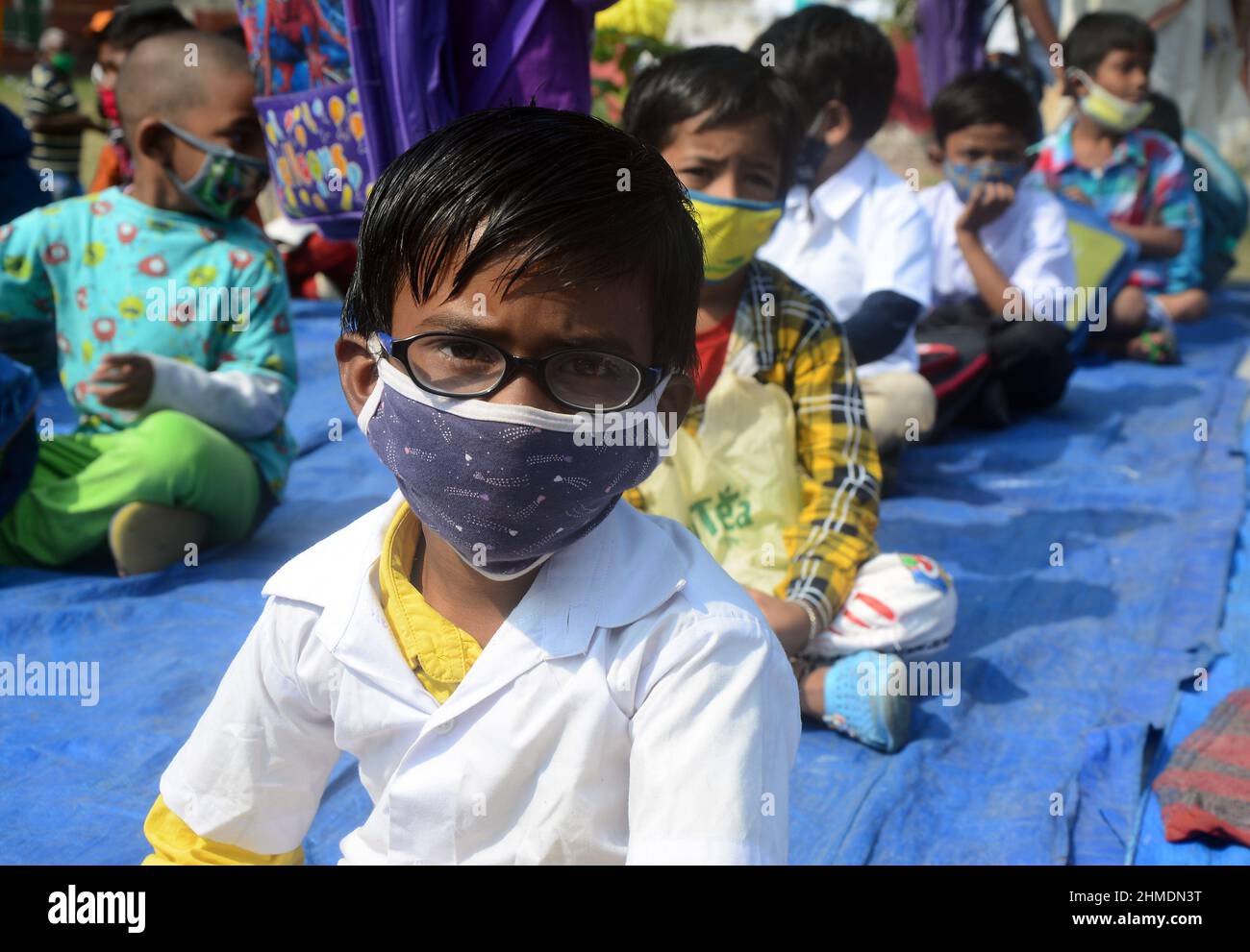 Kolkata, Bengala Occidentale, India. 7th Feb 2022. La scuola elementare riapre dopo 2 anni a causa di una pandemia covida. Gli studenti sono venuti a terra la mattina per studiare e mantenere protocolli covidi. In quest’ottica, il governo statale sta lanciando un progetto per insegnare ai bambini in diverse parti del paese. È stato chiamato ''˜Paraya Shikshalay'. Gli studenti saranno insegnati in uno spazio aperto nel quartiere. L'obiettivo di questo progetto è lo sviluppo complessivo dei bambini, ha detto il Ministro dell'Istruzione. Il progetto sarà lanciato il 8 febbraio. (Credit Image: © Rahul Sadhukhan/PAC Foto Stock