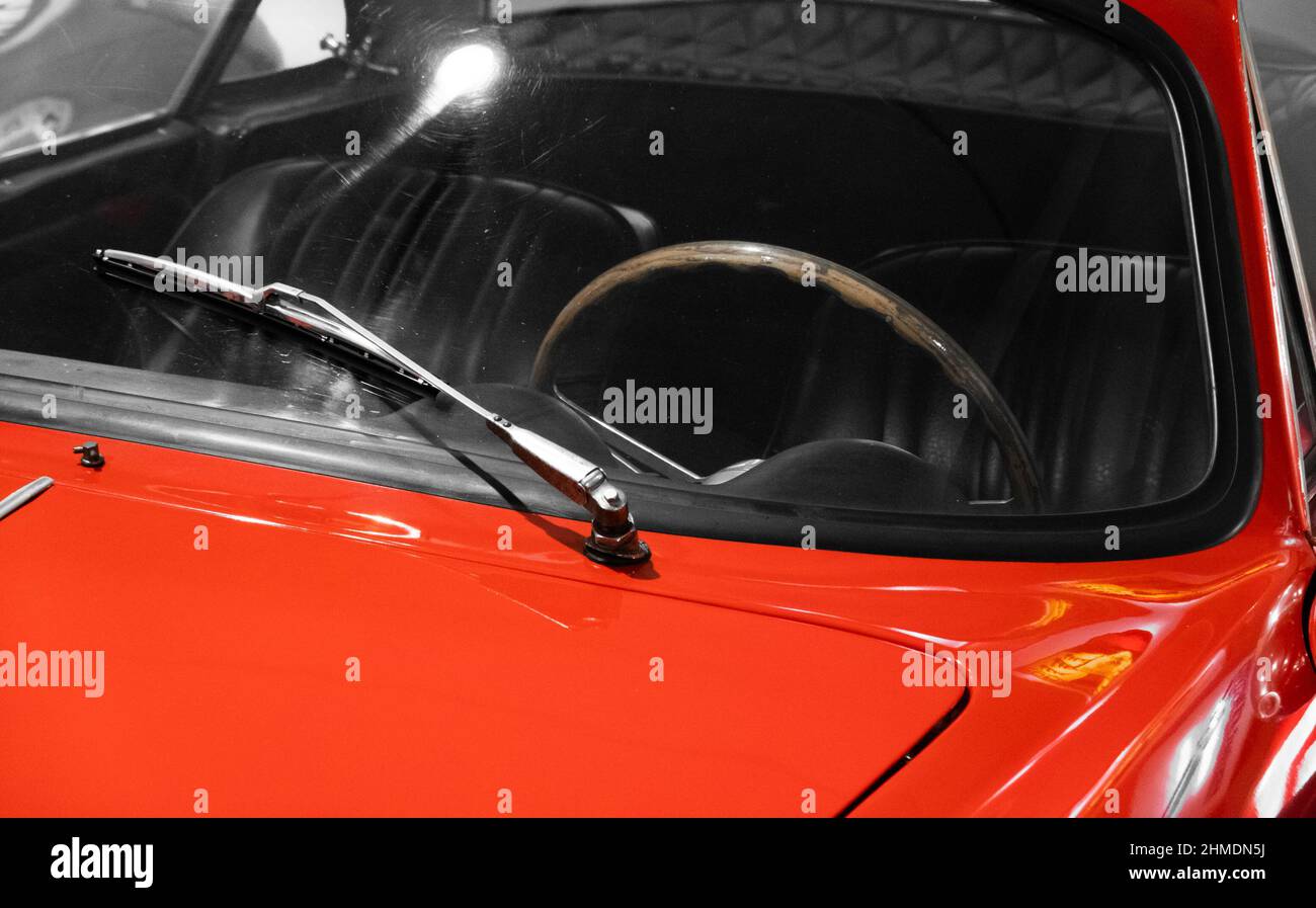 Parabrezza e volante di auto d'epoca rossa al museo, Bretagna, Francia Foto Stock