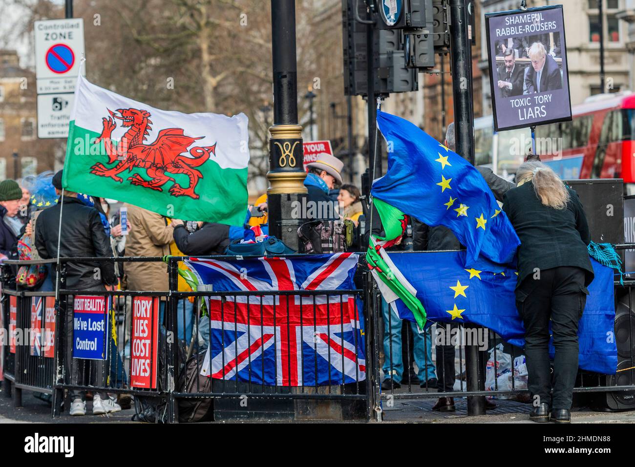 Londra, Regno Unito. 9th Feb 2022. La protesta SODEM (Pro EU), guidata da Steve Bray, accusa ora il primo ministro e il suo partito di essere 'corrotto' e 'bugiardi' - manifestanti a Westminster il giorno di PMQ. Boris Johnsons ritorna alle domande del primo Ministro (PMQ) mentre i suoi tempi tormentati continuano. Credit: Guy Bell/Alamy Live News Foto Stock