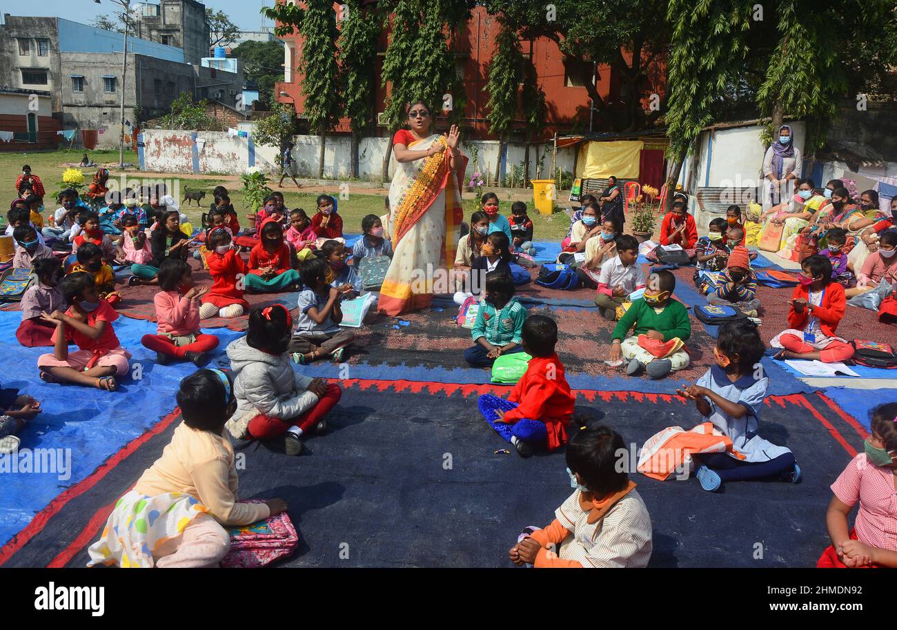 Kolkata, Bengala Occidentale, India. 7th Feb 2022. La scuola elementare riapre dopo 2 anni a causa di una pandemia covida. Gli studenti sono venuti a terra la mattina per studiare e mantenere protocolli covidi. In quest’ottica, il governo statale sta lanciando un progetto per insegnare ai bambini in diverse parti del paese. È stato chiamato ''˜Paraya Shikshalay'. Gli studenti saranno insegnati in uno spazio aperto nel quartiere. L'obiettivo di questo progetto è lo sviluppo complessivo dei bambini, ha detto il Ministro dell'Istruzione. Il progetto sarà lanciato il 8 febbraio. (Credit Image: © Rahul Sadhukhan/PAC Foto Stock