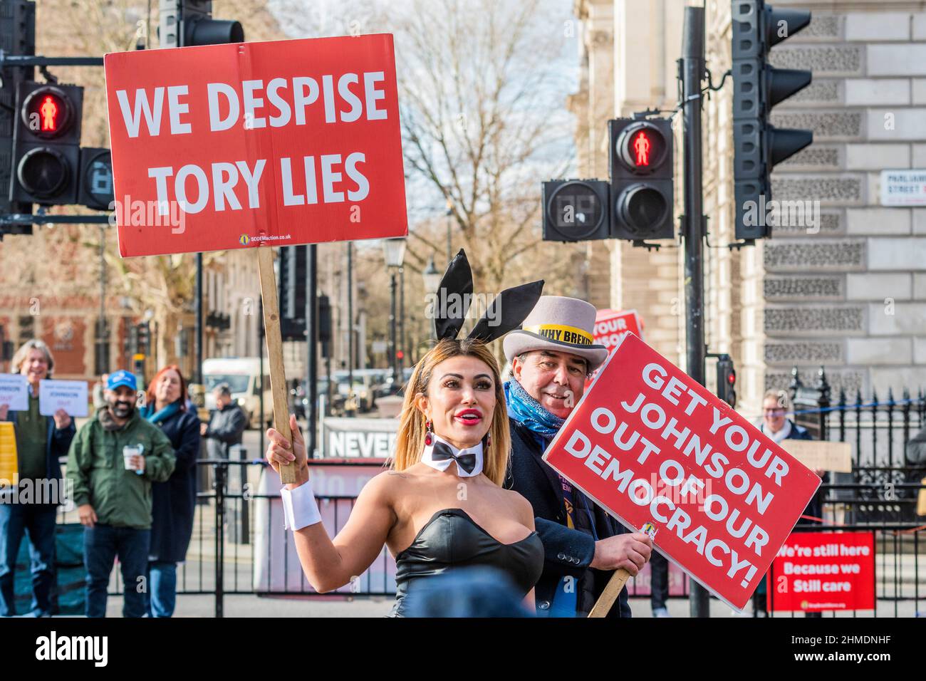 Londra, Regno Unito. 9th Feb 2022. Una donna vestita come un coniglio da playboy si unisce brevemente alla protesta - SODEM (Pro EU) protesta, guidata da Steve Bray, ora accusa il primo ministro e il suo partito di essere 'corrotto' e 'bugiardi' - manifestanti a Westminster il giorno di PMQ. Boris Johnsons ritorna alle domande del primo Ministro (PMQ) mentre i suoi tempi tormentati continuano. Credit: Guy Bell/Alamy Live News Foto Stock