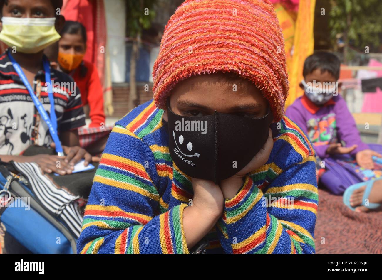Kolkata, Bengala Occidentale, India. 7th Feb 2022. La scuola elementare riapre dopo 2 anni a causa di una pandemia covida. Gli studenti sono venuti a terra la mattina per studiare e mantenere protocolli covidi. In quest’ottica, il governo statale sta lanciando un progetto per insegnare ai bambini in diverse parti del paese. È stato chiamato ''˜Paraya Shikshalay'. Gli studenti saranno insegnati in uno spazio aperto nel quartiere. L'obiettivo di questo progetto è lo sviluppo complessivo dei bambini, ha detto il Ministro dell'Istruzione. Il progetto sarà lanciato il 8 febbraio. (Credit Image: © Rahul Sadhukhan/PAC Foto Stock
