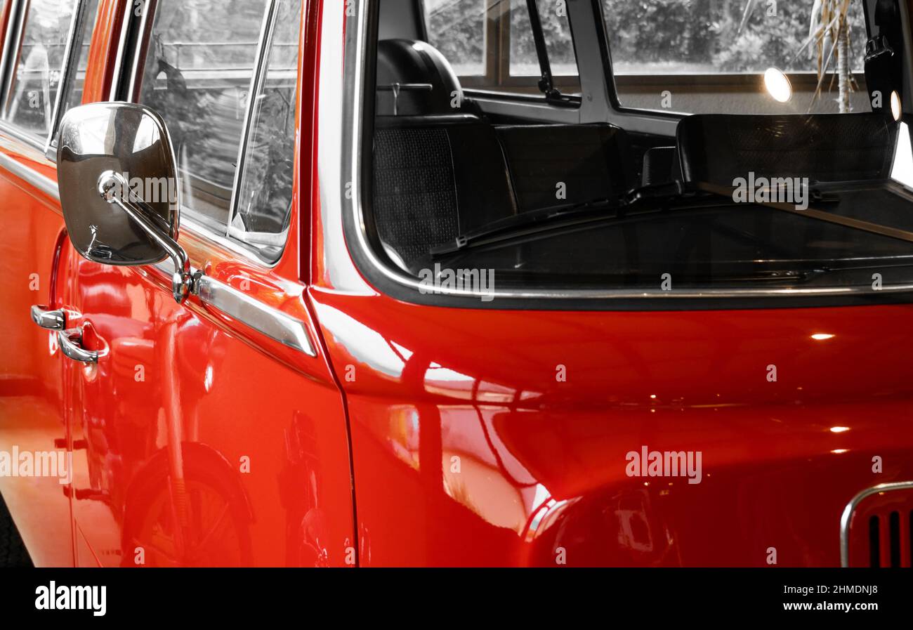 Primo piano di auto d'epoca rossa al museo, Bretagna, Francia Foto Stock