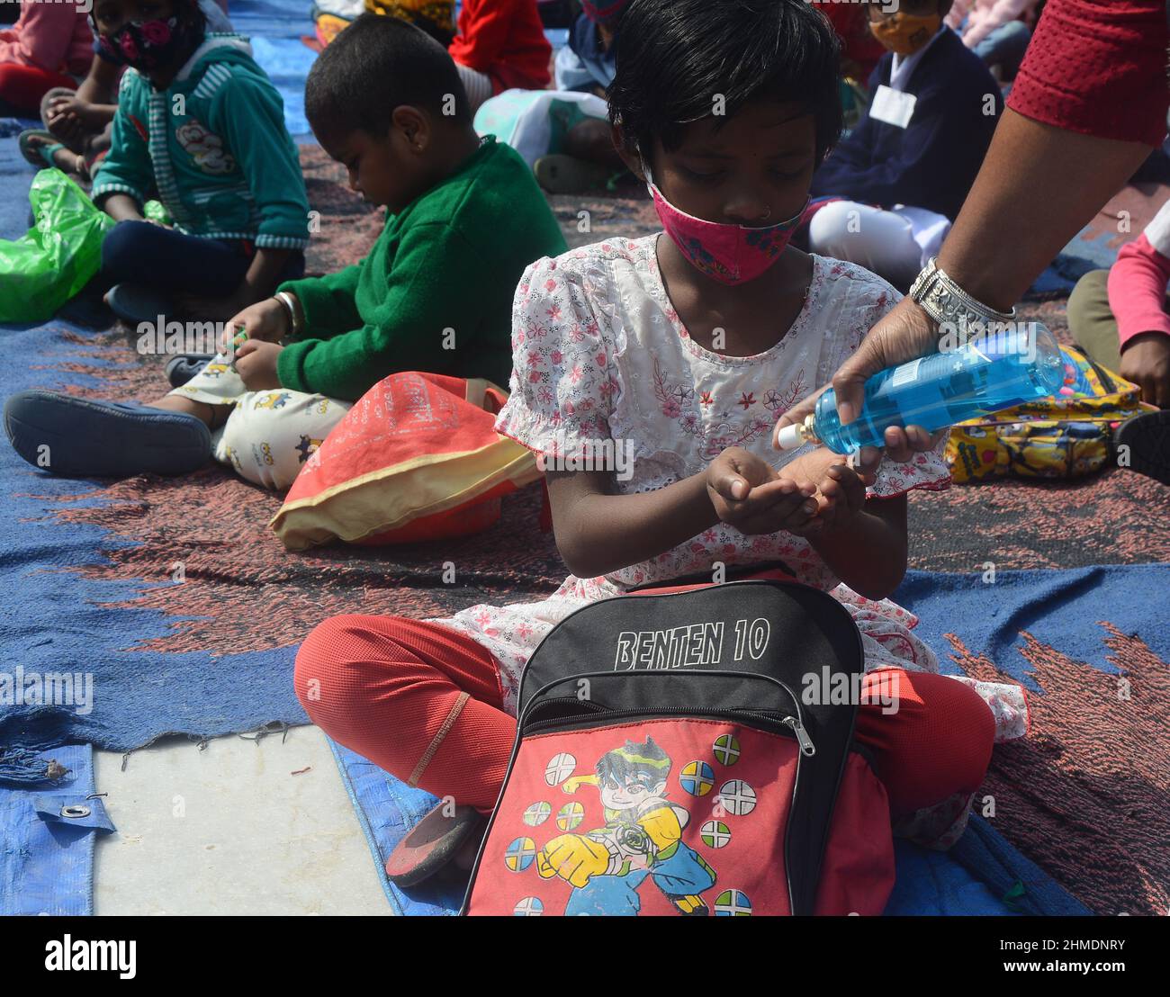 Kolkata, Bengala Occidentale, India. 7th Feb 2022. La scuola elementare riapre dopo 2 anni a causa di una pandemia covida. Gli studenti sono venuti a terra la mattina per studiare e mantenere protocolli covidi. In quest’ottica, il governo statale sta lanciando un progetto per insegnare ai bambini in diverse parti del paese. È stato chiamato ''˜Paraya Shikshalay'. Gli studenti saranno insegnati in uno spazio aperto nel quartiere. L'obiettivo di questo progetto è lo sviluppo complessivo dei bambini, ha detto il Ministro dell'Istruzione. Il progetto sarà lanciato il 8 febbraio. (Credit Image: © Rahul Sadhukhan/PAC Foto Stock