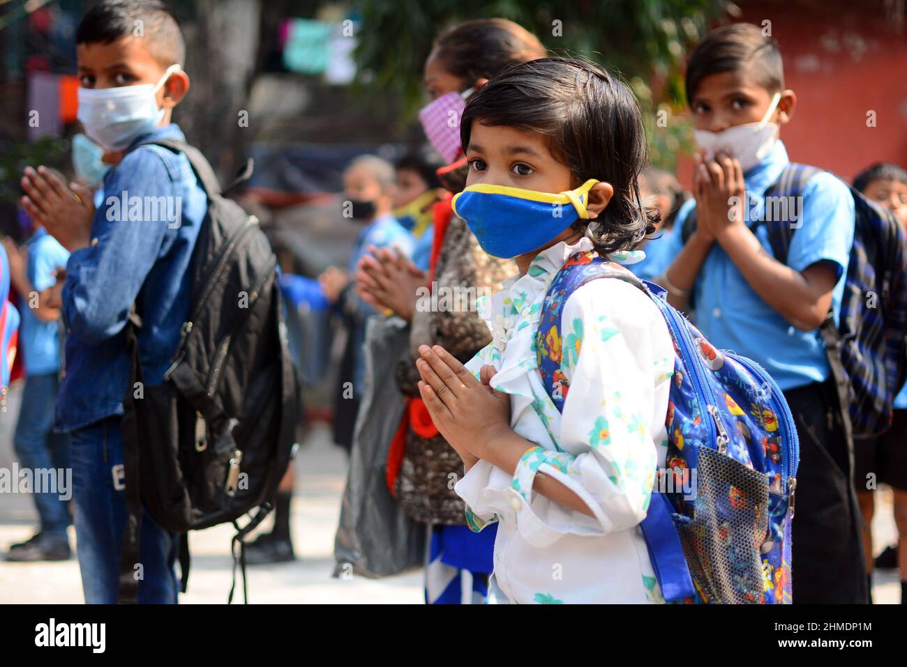 Kolkata, Bengala Occidentale, India. 8th Feb 2022. Le sorelle giocavano con gli studenti in un'aula all'aperto. Gli studenti sono venuti a terra la mattina per lo studio. Si siedono a terra mantenendo protocolli covidi. Indossano maschere. Gli studenti dello stato non sono stati in grado di andare a scuola per molto tempo. Specialmente studenti di classe inferiore. In quest’ottica, il governo statale sta lanciando un progetto per insegnare ai bambini in diverse parti del paese. È stato chiamato ''˜Paraya Shikshalay'. Gli studenti saranno insegnati in uno spazio aperto nel quartiere. L'obiettivo di questo progetto è Th Foto Stock