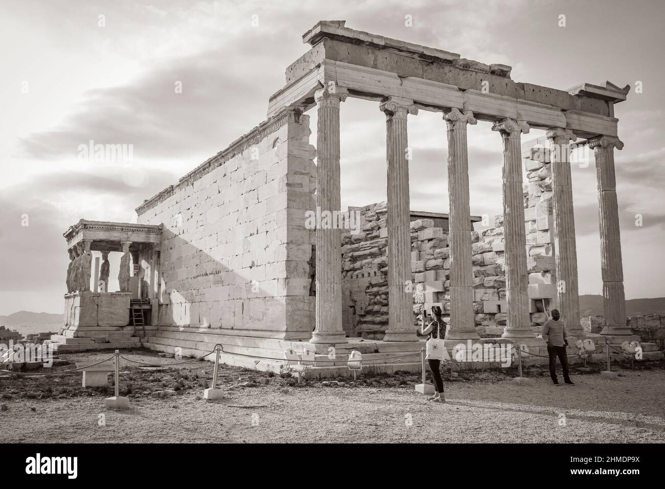 Atene Grecia 04. Ottobre 2018 Foto in bianco e nero del tempio di Eretteo all'Acropoli di Atene con incredibili e belle rovine Partenone e blu Foto Stock