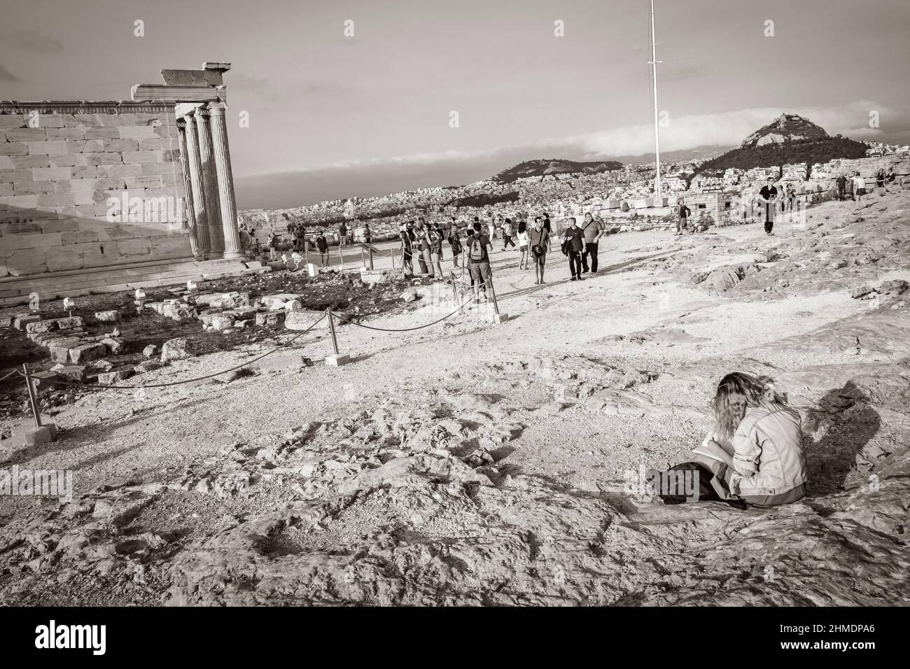 Atene Grecia 04. Ottobre 2018 Foto in bianco e nero del tempio di Eretteo all'Acropoli di Atene con incredibili e belle rovine Partenone e blu Foto Stock
