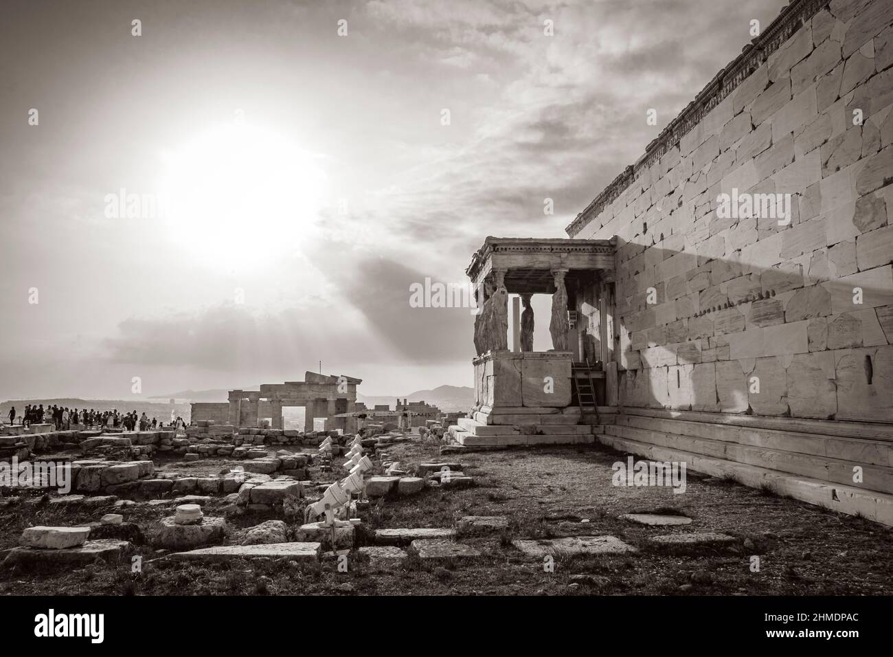 Foto in bianco e nero del tempio di Eretteo all'Acropoli di Atene con incredibili e belle rovine Partenone e cielo blu nella capitale greca Athen Foto Stock