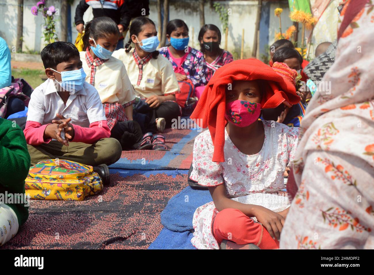 Kolkata, Bengala Occidentale, India. 7th Feb 2022. La scuola elementare riapre dopo 2 anni a causa di una pandemia covida. Gli studenti sono venuti a terra la mattina per studiare e mantenere protocolli covidi. In quest’ottica, il governo statale sta lanciando un progetto per insegnare ai bambini in diverse parti del paese. È stato chiamato ''˜Paraya Shikshalay'. Gli studenti saranno insegnati in uno spazio aperto nel quartiere. L'obiettivo di questo progetto è lo sviluppo complessivo dei bambini, ha detto il Ministro dell'Istruzione. Il progetto sarà lanciato il 8 febbraio. (Credit Image: © Rahul Sadhukhan/PAC Foto Stock