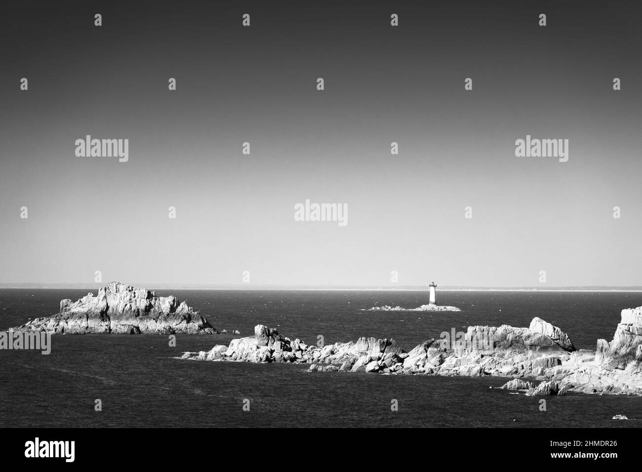 Vista del faro con scogliera rocciosa sul mare contro il cielo, Bretagna, Francia Foto Stock