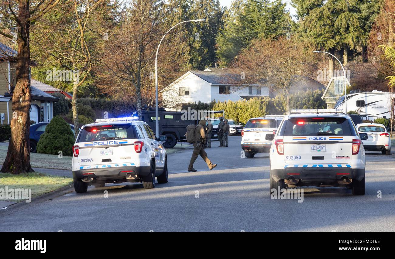 Polizia e Swat Team stanno arrestando un uomo per presunto Robery. Foto Stock