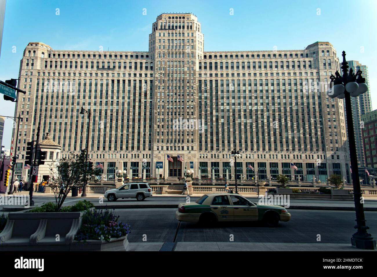 Immagine dell'elevazione frontale del Merchandise Mart attraverso il fiume Chicago, Chicago, Illinois Foto Stock