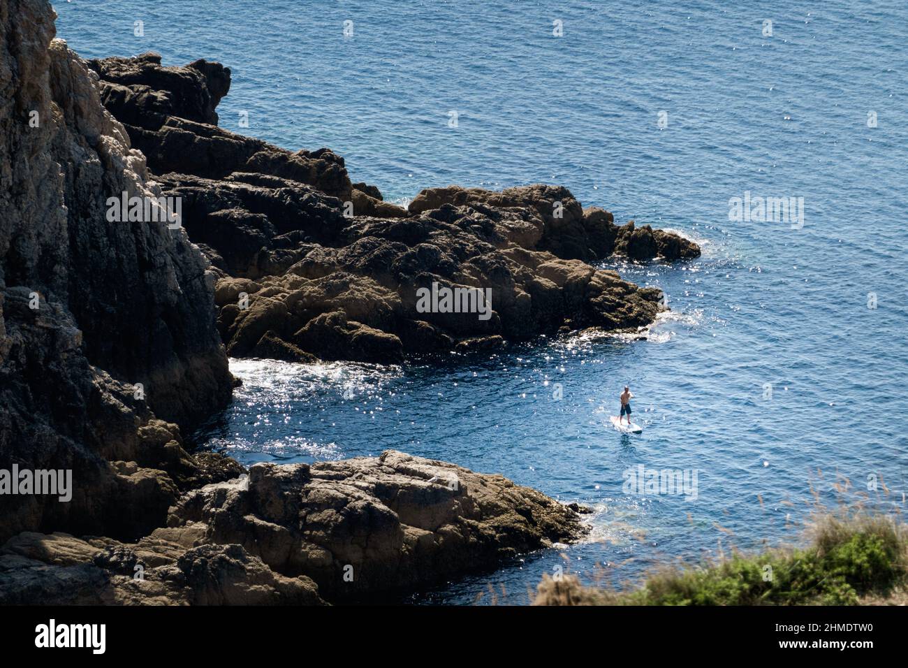 Alto angolo di vista dell'uomo in surf sul mare, Bretagna, Francia Foto Stock