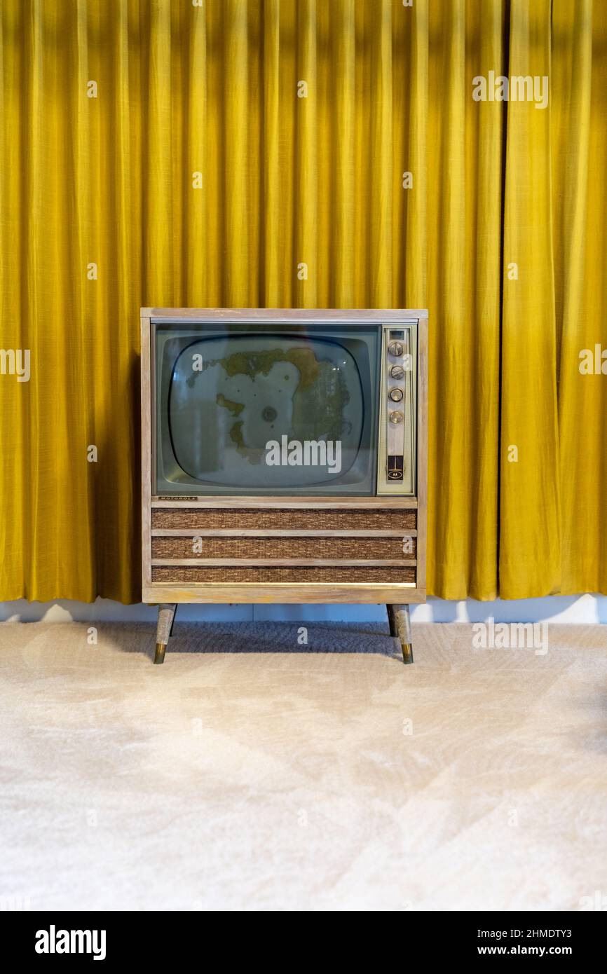 Tennessee, Stati Uniti - 13 gennaio 2022: Retro, metà secolo di stile Motorola TV set, dal 1960s o 1970s, con tende giallo senape in backg Foto Stock