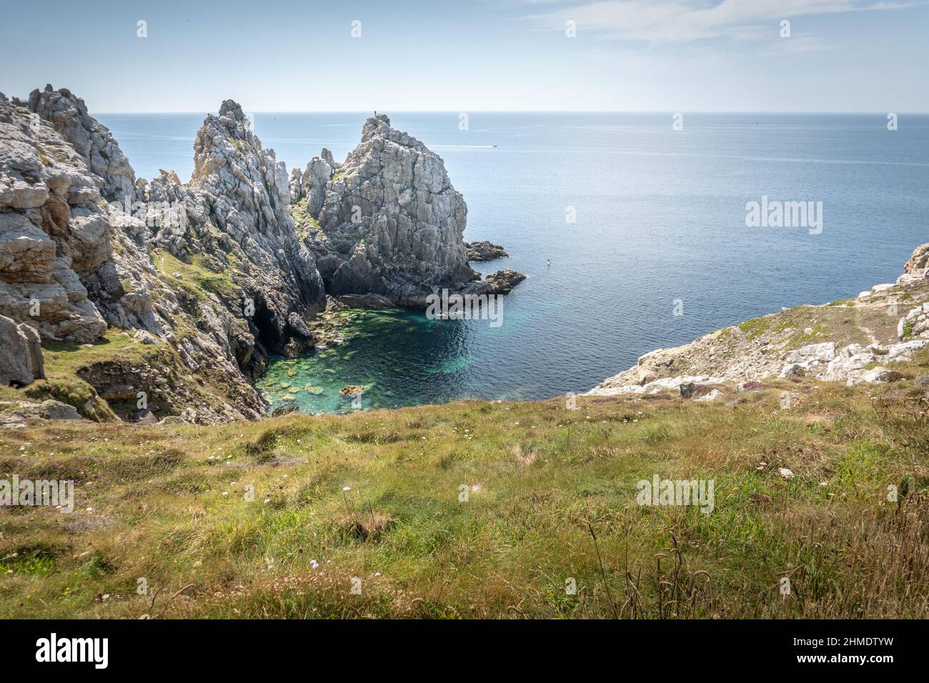 Vista panoramica della scogliera rocciosa sul mare, Bretagna, Francia Foto Stock