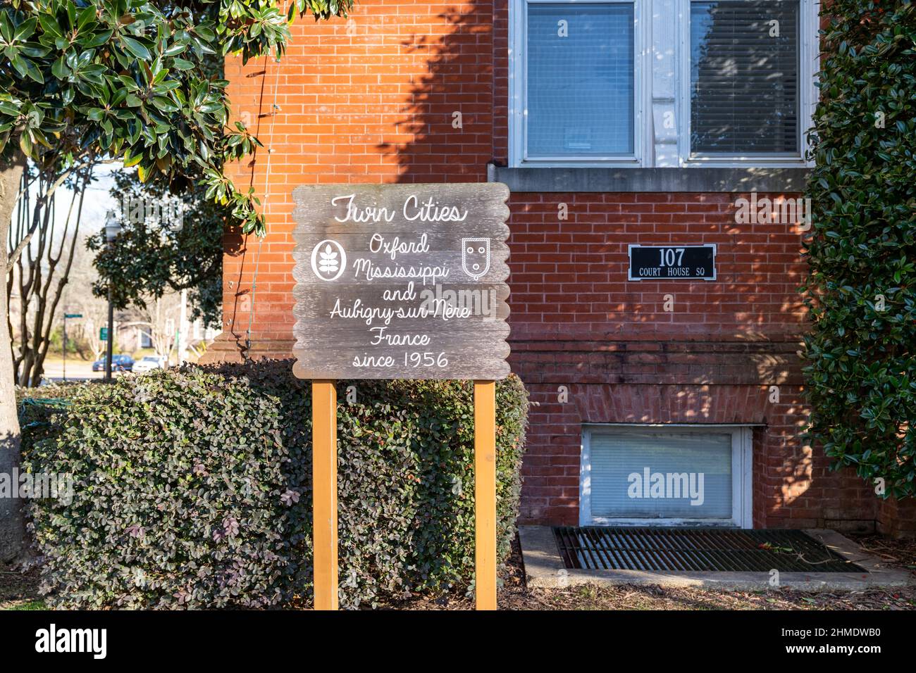Oxford, Mississippi - 13 gennaio 2022: Segno dedicato alle città gemelle di Oxford MS e Aubigny-sur-nere Francia Foto Stock