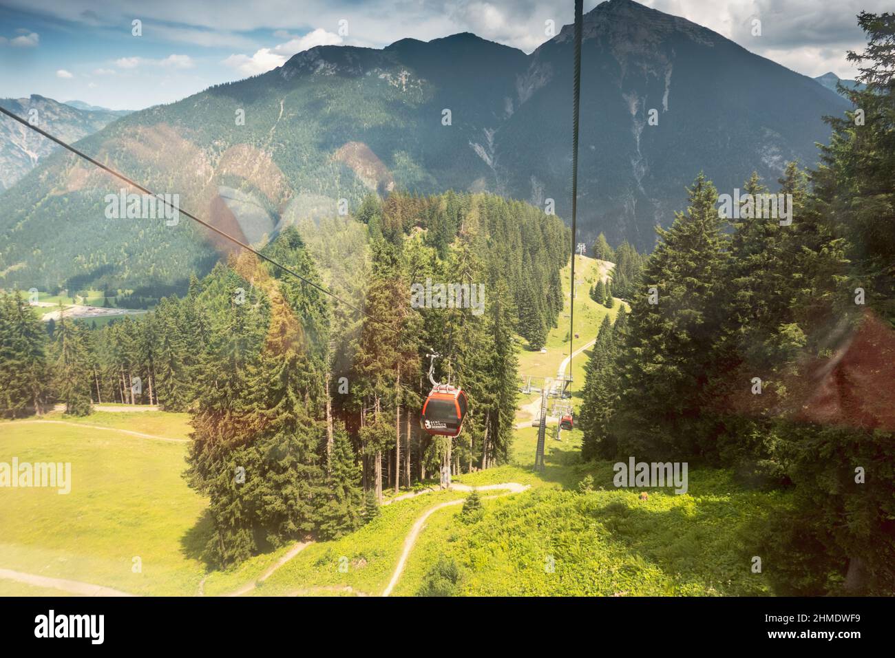Funivia in foresta, Austria Foto Stock