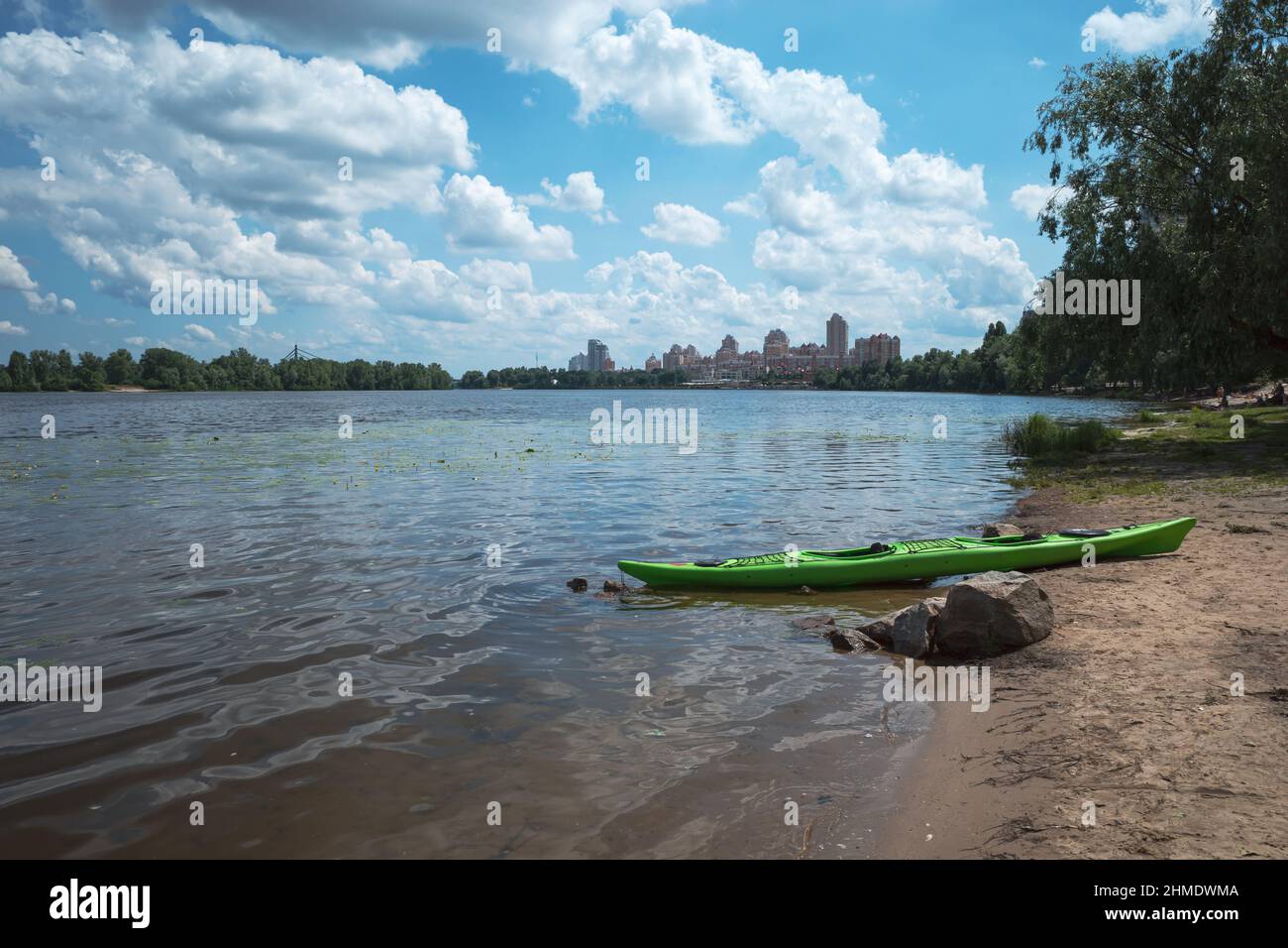 Kayak sulle rive di Dnieper nella città di Kiev. Vista panoramica sul fiume, le nuvole e l'urbanismo della città Foto Stock