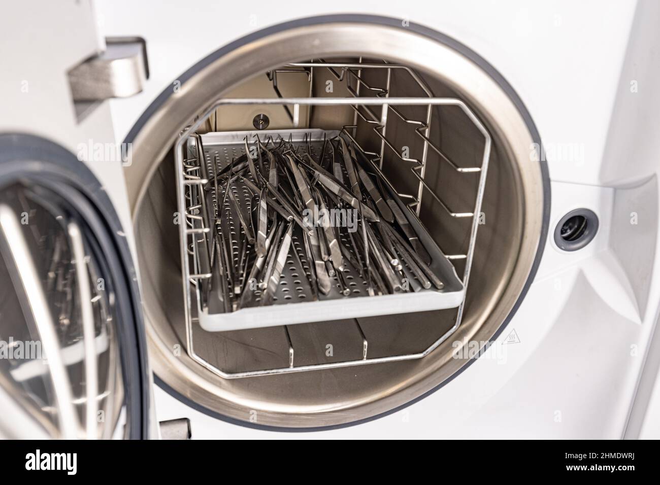Sterilizzazione di strumenti medicali in autoclave. Utensili dentali sterili Foto Stock