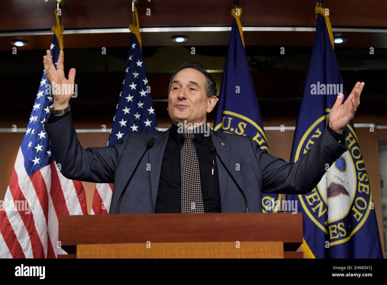 Andy Levin(D-MI), membro del Congresso, parla del riconoscimento del diritto dei lavoratori del Congresso di organizzarsi durante una conferenza stampa tenutasi oggi il 09 febbraio 2022 a HVC/Capitol Hill a Washington DC, USA. (Foto di Lenin Nolly/Sipa USA) Foto Stock