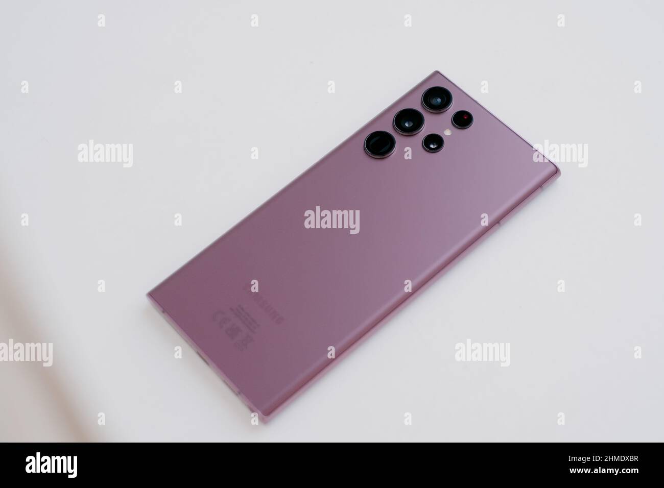 RIGA, LETTONIA, FEBBRAIO 9 2022 - nuovo smartphone Samsung Galaxy S22 Ultra Android è visualizzato per scopi editoriali. Foto Stock