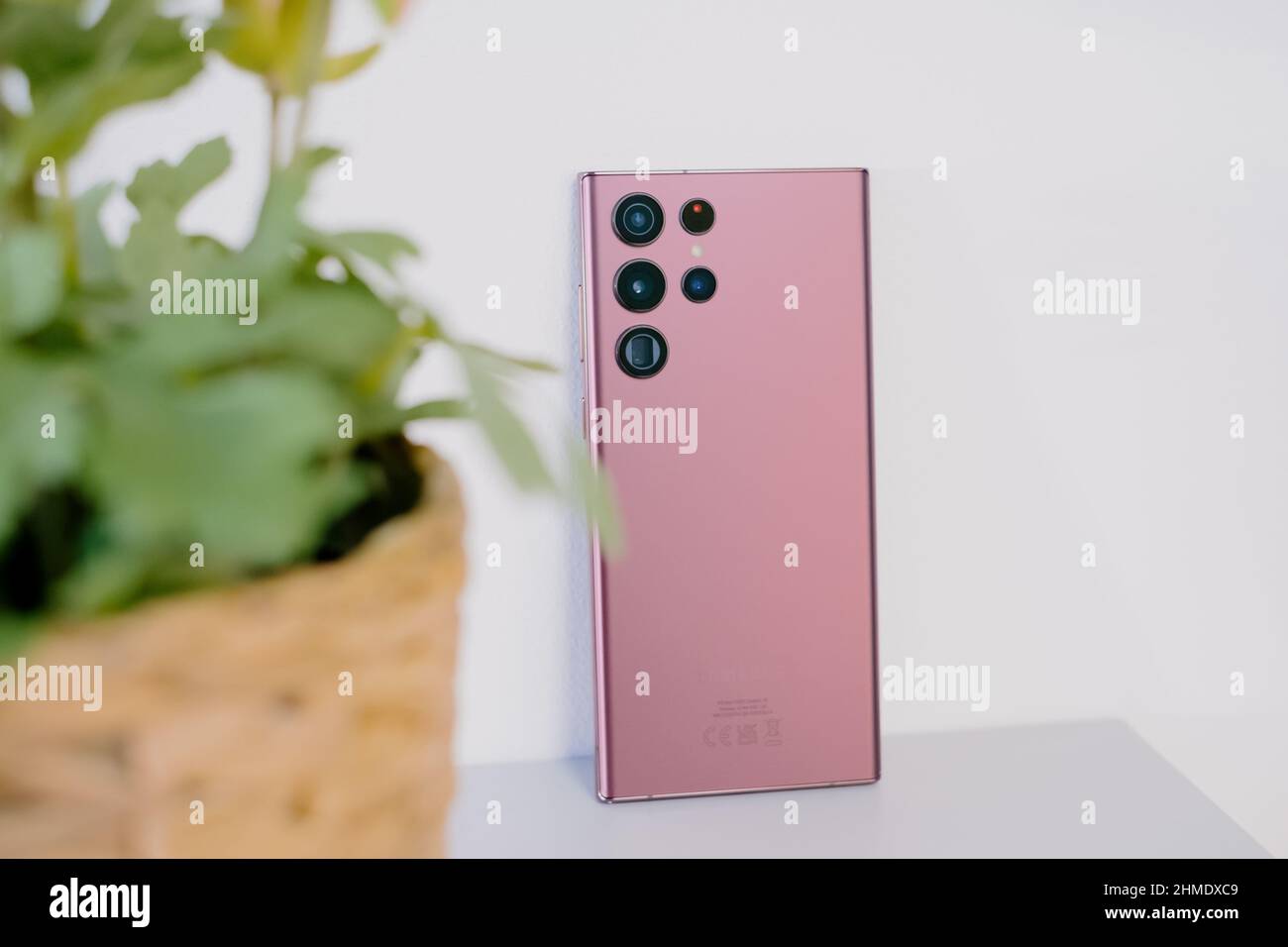 RIGA, LETTONIA, FEBBRAIO 9 2022 - nuovo smartphone Samsung Galaxy S22 Ultra Android è visualizzato per scopi editoriali. Foto Stock