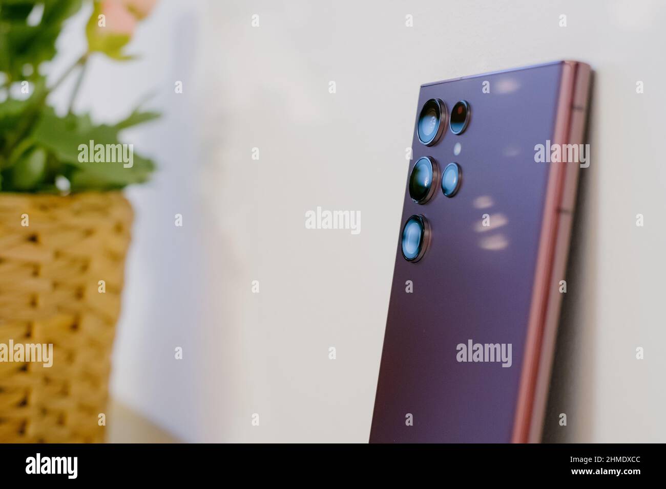 RIGA, LETTONIA, FEBBRAIO 9 2022 - nuovo smartphone Samsung Galaxy S22 Ultra Android è visualizzato per scopi editoriali. Foto Stock