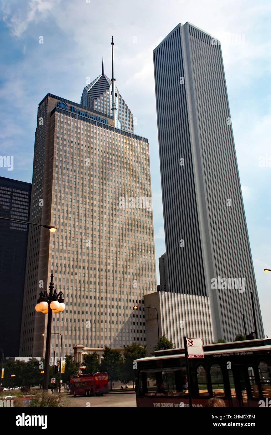 Guardando verso l'Aon Center e One Prudential Plaza, Chicago, Illinois Foto Stock