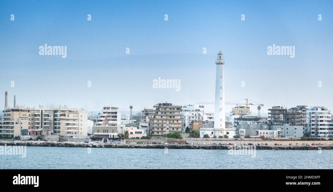 Vista panoramica del faro e dello skyline contro il cielo, Atene, Grecia Foto Stock