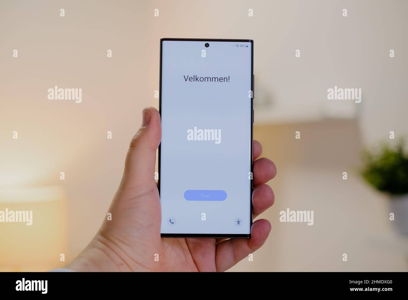 RIGA, LETTONIA, FEBBRAIO 9 2022 - nuovo smartphone Samsung Galaxy S22 Ultra Android è visualizzato per scopi editoriali. Foto Stock
