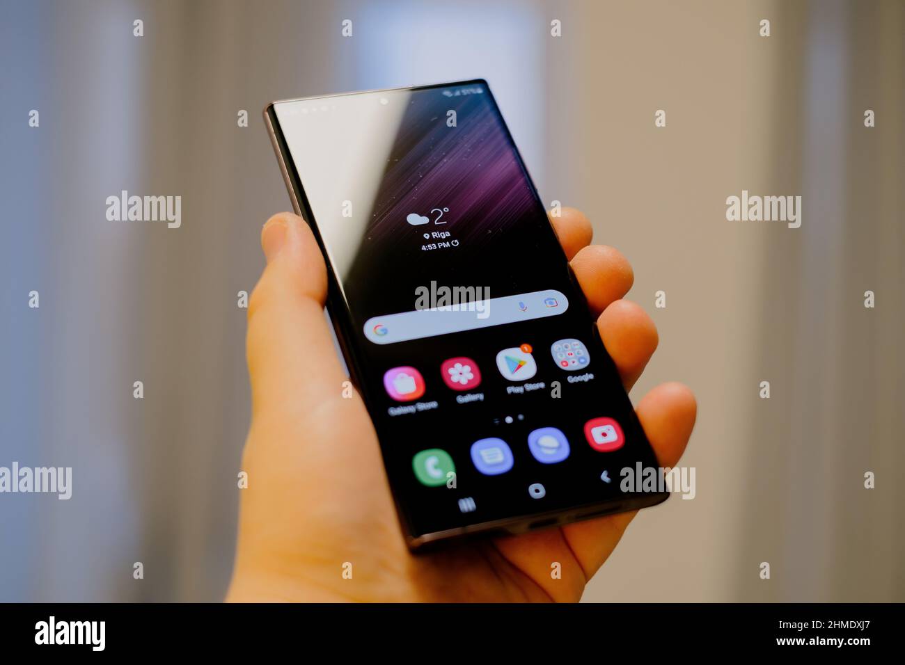 RIGA, LETTONIA, FEBBRAIO 9 2022 - nuovo smartphone Samsung Galaxy S22 Ultra Android è visualizzato per scopi editoriali. Foto Stock